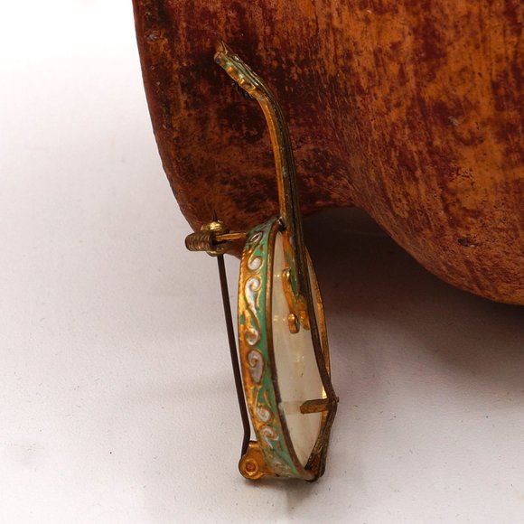 Vintage Spanish Stringed Banjo Pearly Center Green Enamel Brass Tone Brooch - Picture 5 of 13